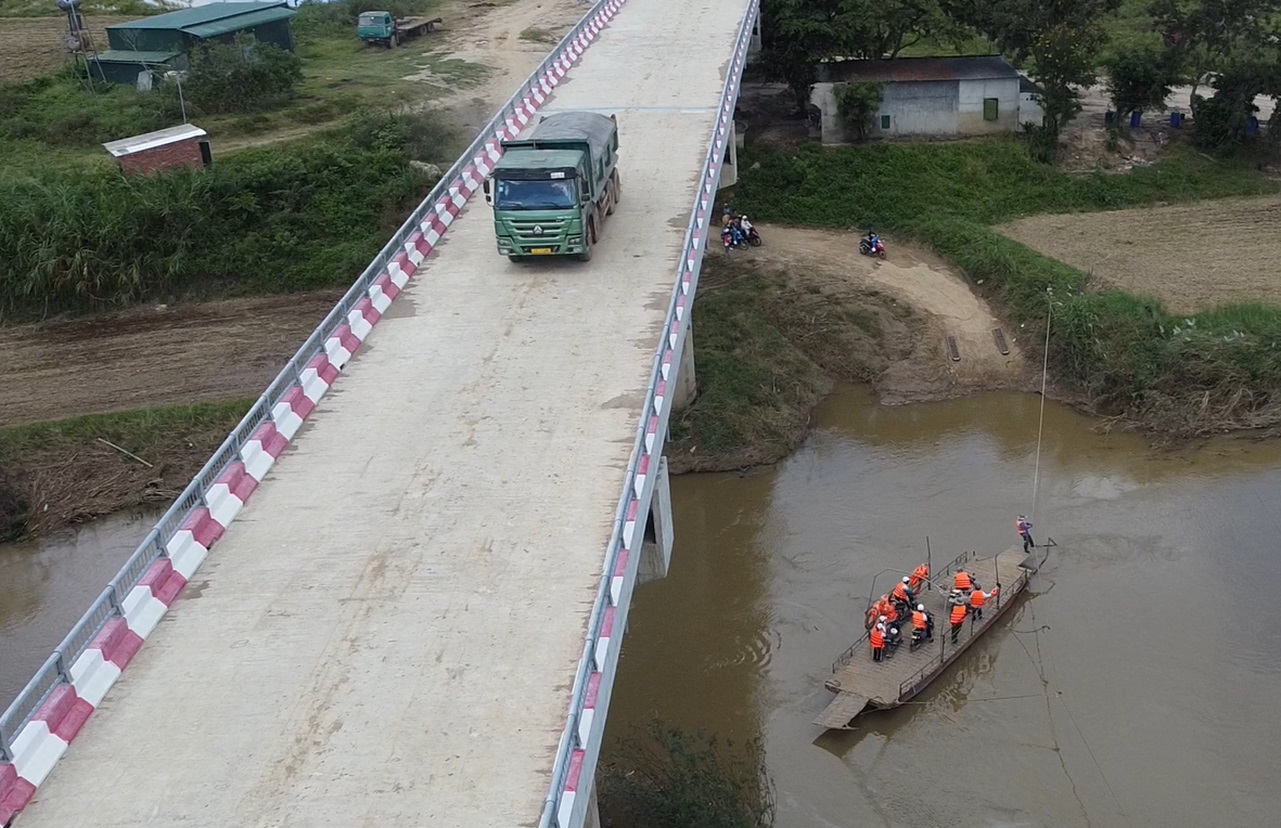 xe tải vô tư lưu thông trên cầu chưa thông tuyến - Ảnh 4.