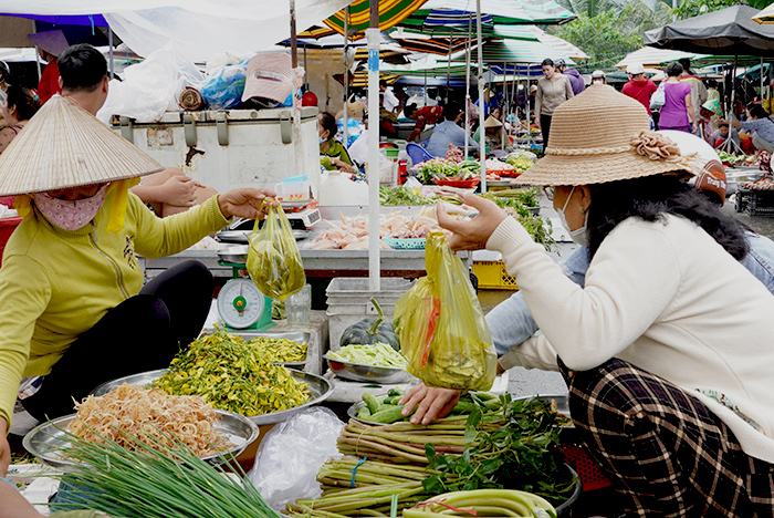 Nước tràn đồng ở vùng đầu nguồn Đồng Tháp, ra chợ trên trời dưới đặc sản, càng cua đồng to bự thế này đây - Ảnh 1.