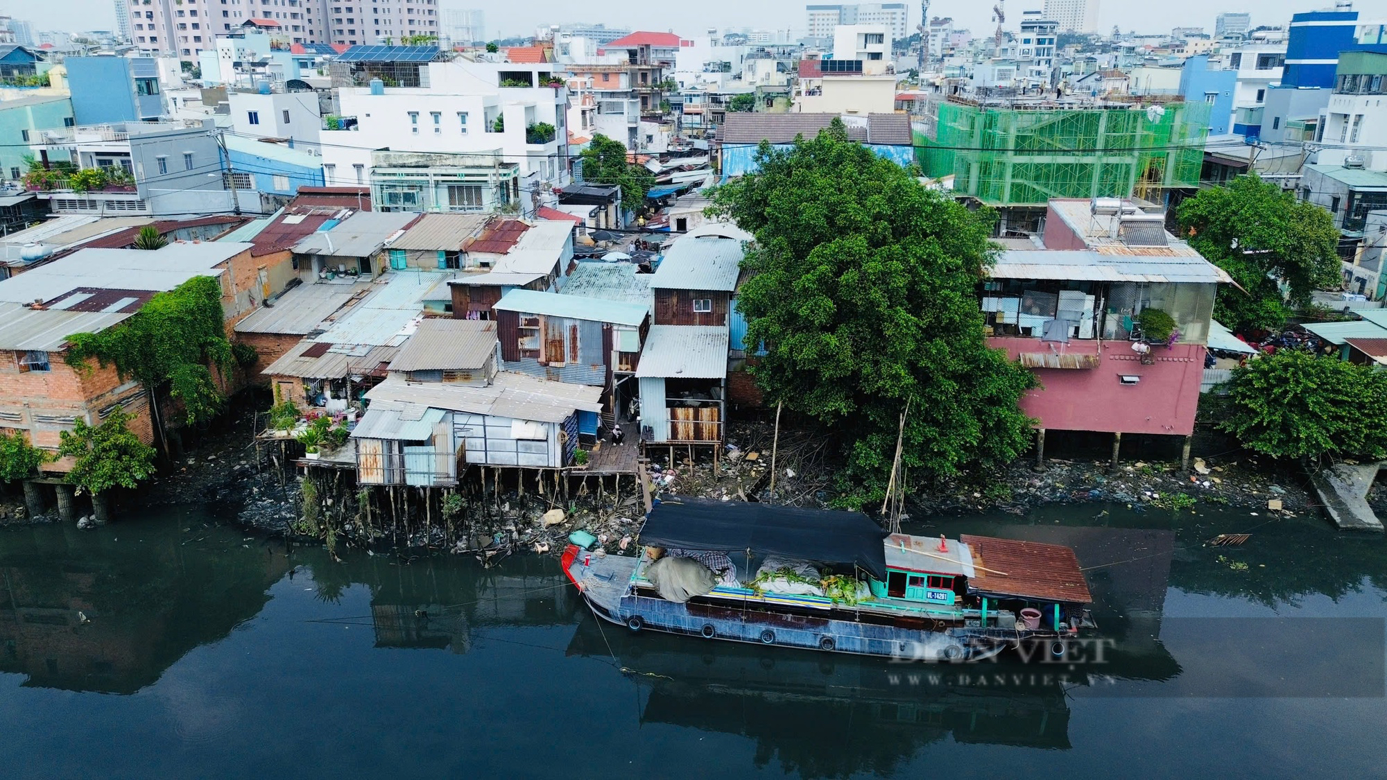 Lay lắt sống tạm bợ ven kênh rạch, hàng ngàn người dân mong chờ nơi an cư mới - Ảnh 3.