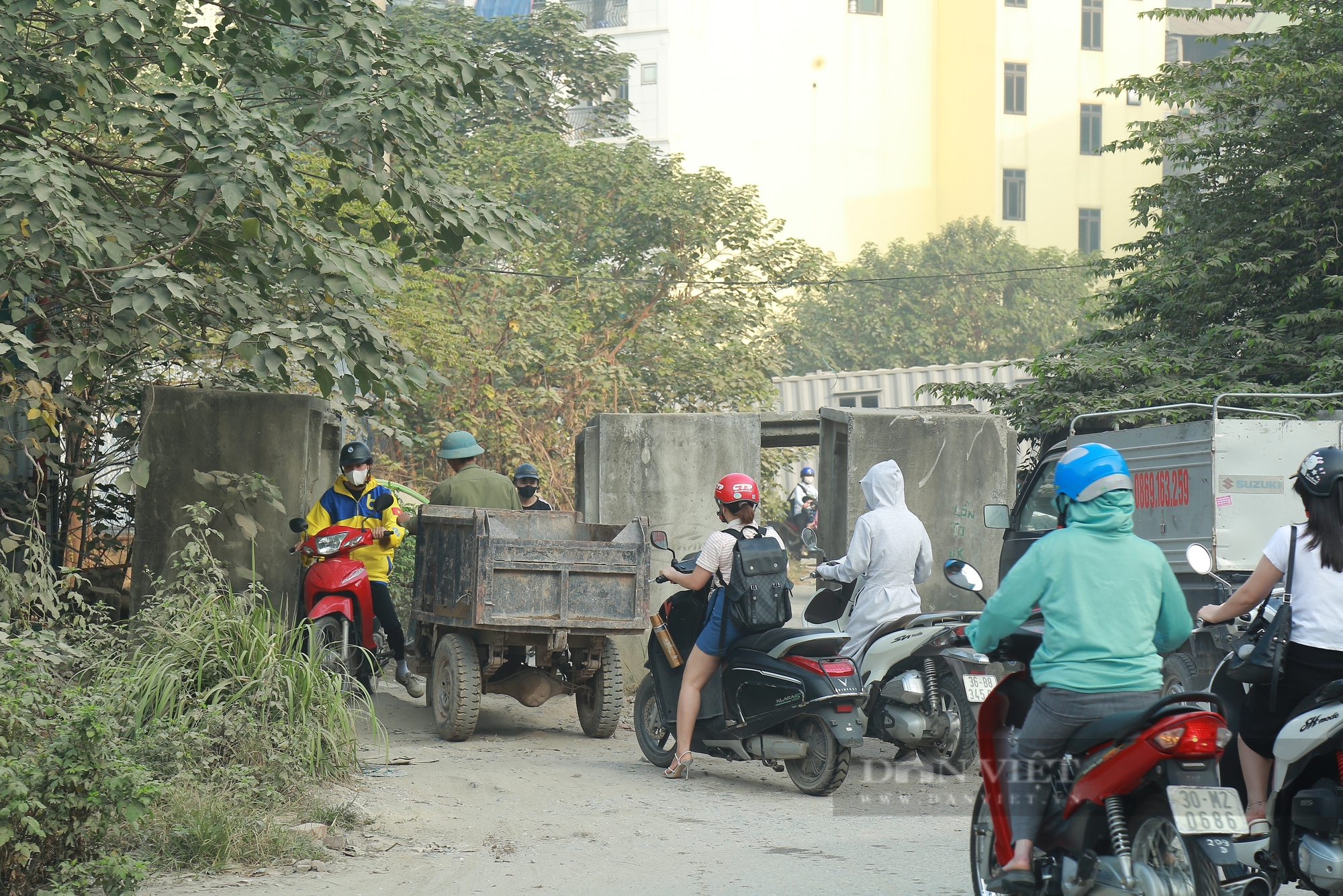 Hà Nội: Dự án đường 250 tỷ thi công 4 năm vẫn dang dở, rác phế thải gây nhếch nhác, mất mỹ quan đô thị - Ảnh 4.