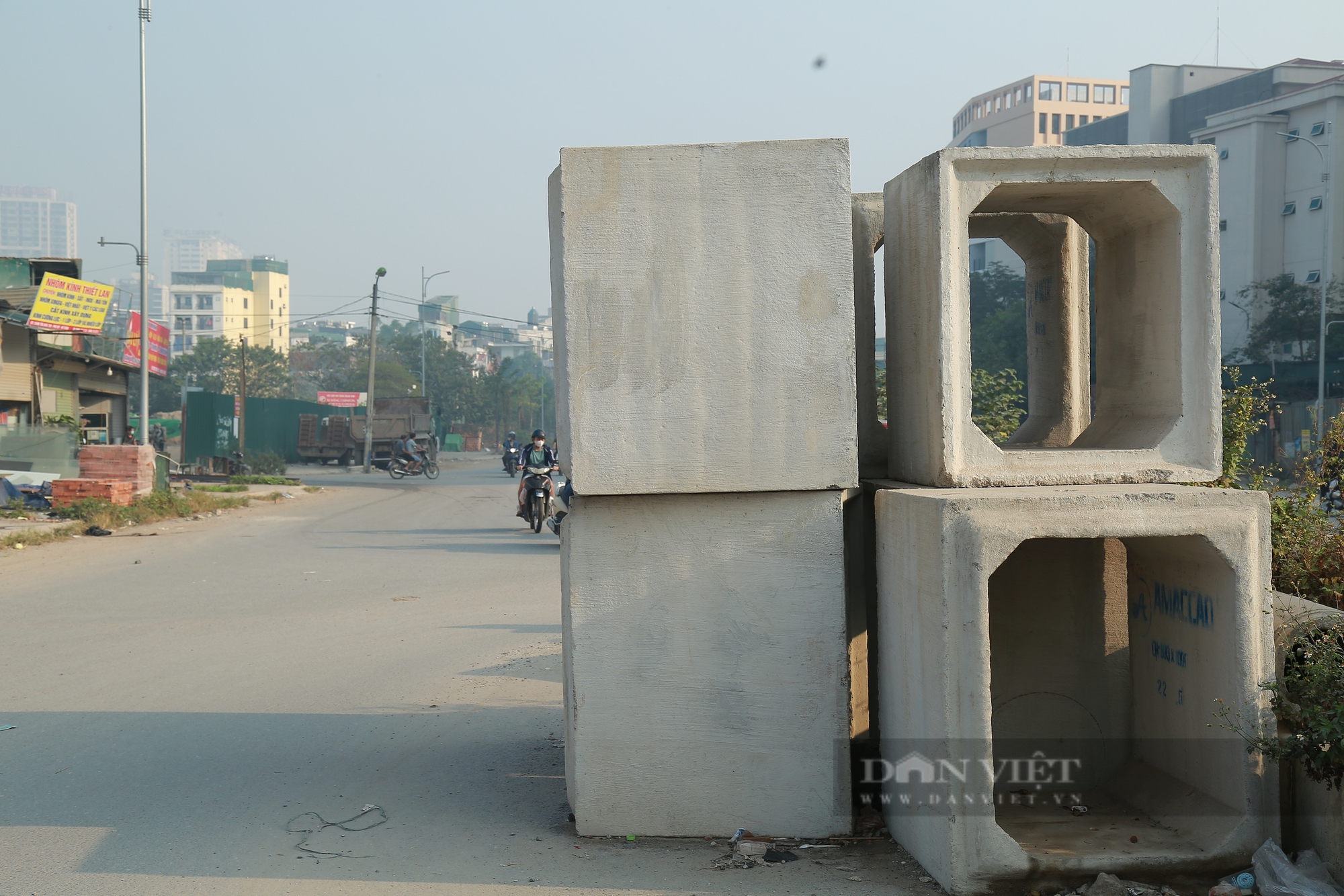 Hà Nội: Dự án đường 250 tỷ thi công 4 năm vẫn dang dở, rác phế thải gây nhếch nhác, mất mỹ quan đô thị - Ảnh 2.