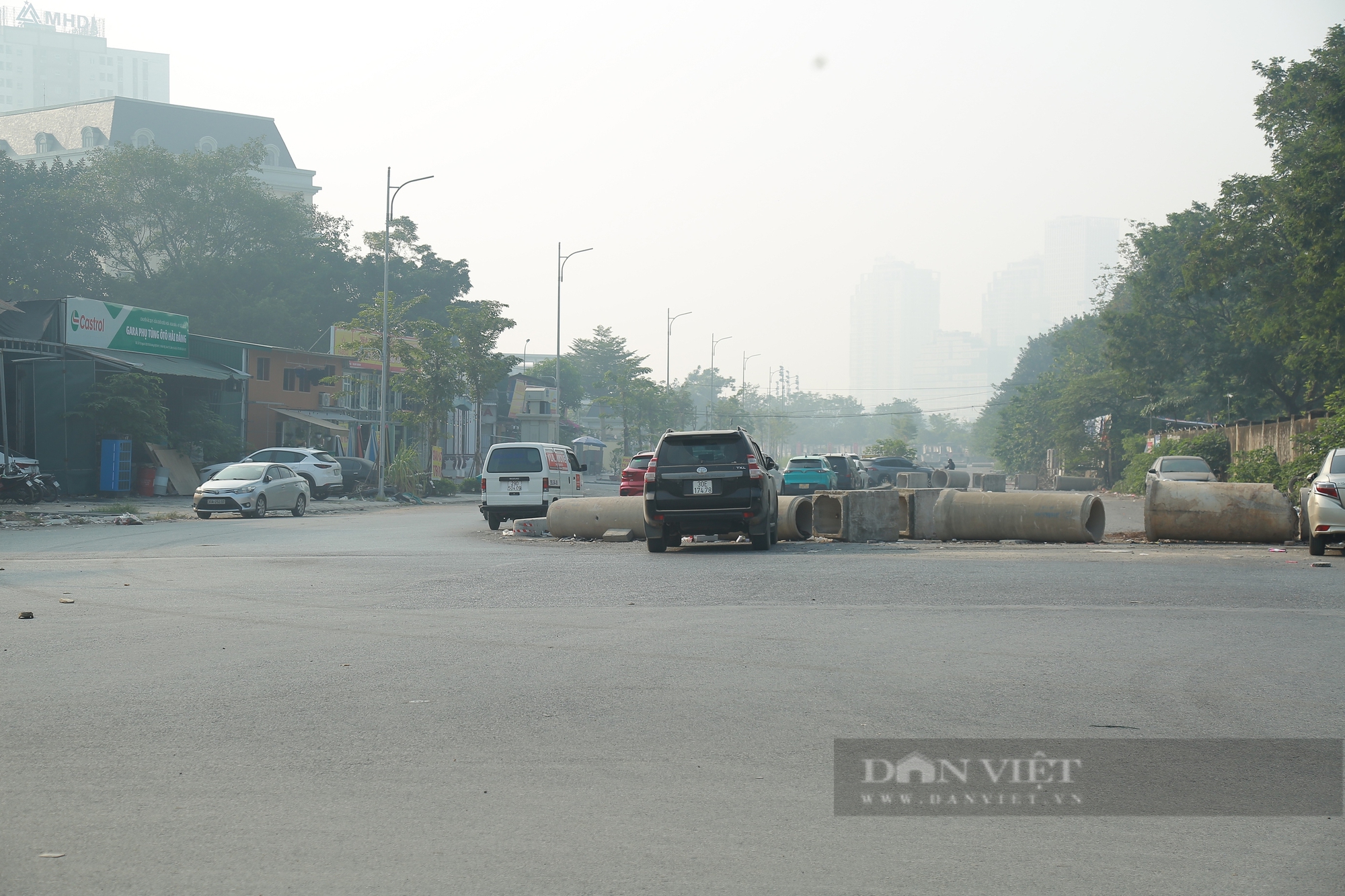 Hà Nội: Dự án đường 250 tỷ thi công 4 năm vẫn dang dở, rác phế thải gây nhếch nhác, mất mỹ quan đô thị - Ảnh 3.