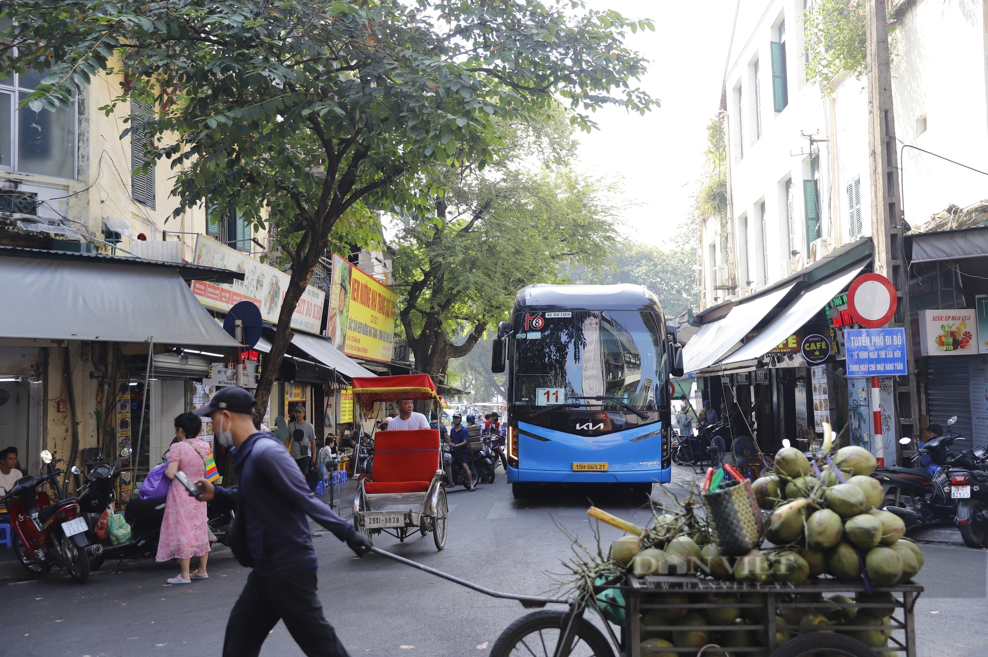 Khám phá những con phố "độc nhất vô nhị" chỉ có ở Hà Nội - Ảnh 15.