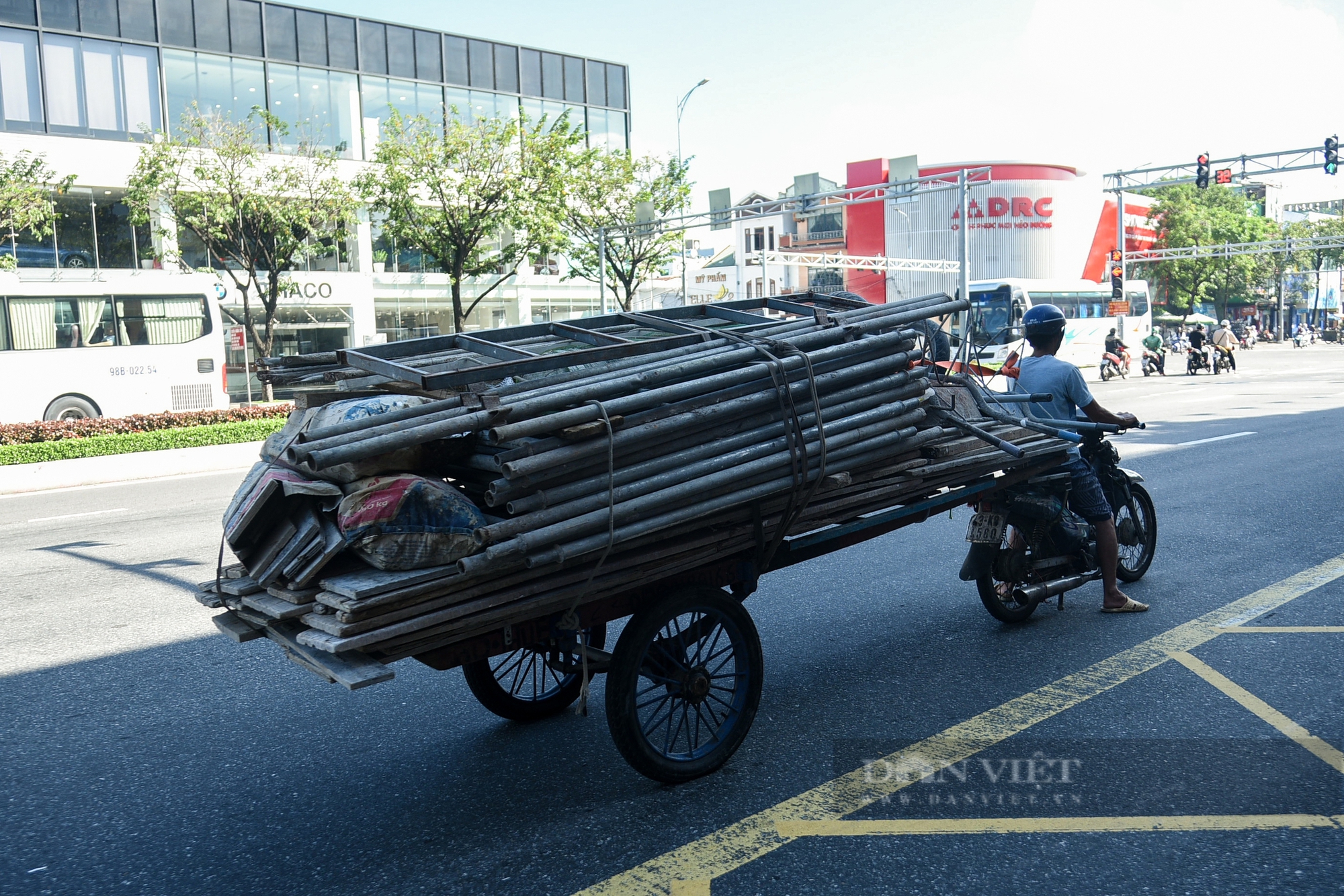 Đà Nẵng: Xe gắn máy thô sơ chở sắt thép cồng kềnh hiên ngang di chuyển trên đường phố- Ảnh 6.