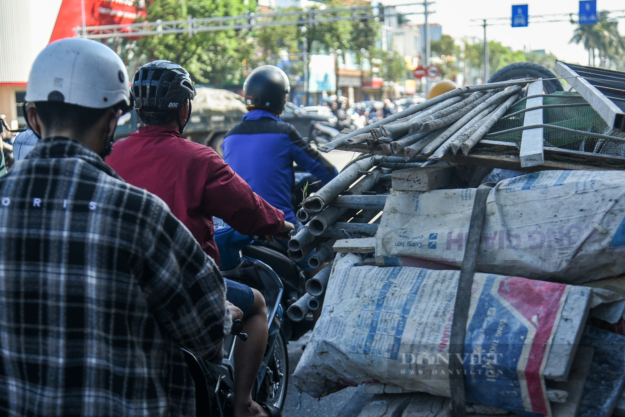 Đà Nẵng: Xe gắn máy thô sơ chở sắt thép cồng kềnh hiên ngang di chuyển trên đường phố- Ảnh 4.