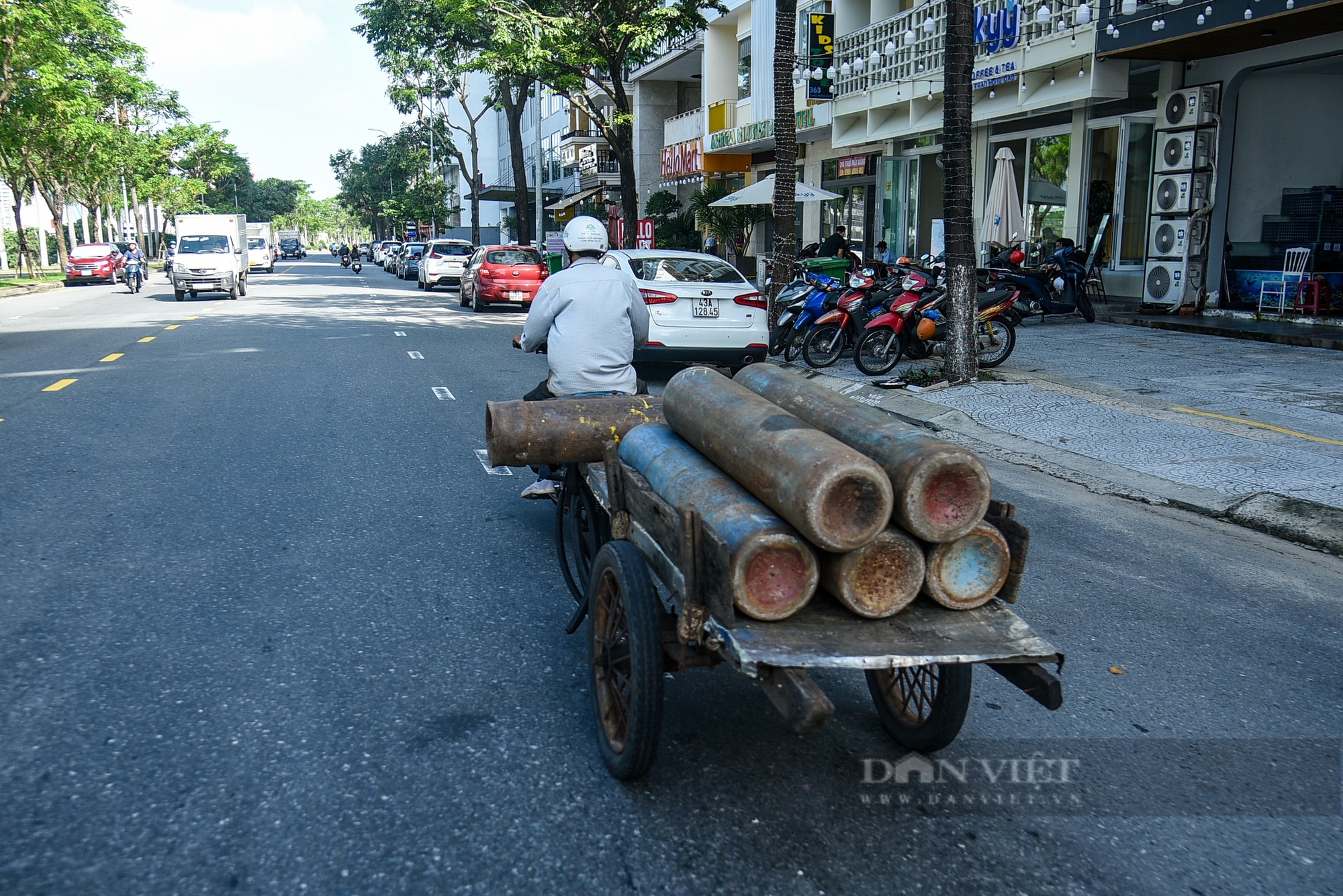 Đà Nẵng: Xe gắn máy thô sơ chở sắt thép cồng kềnh hiên ngang di chuyển trên đường phố- Ảnh 5.