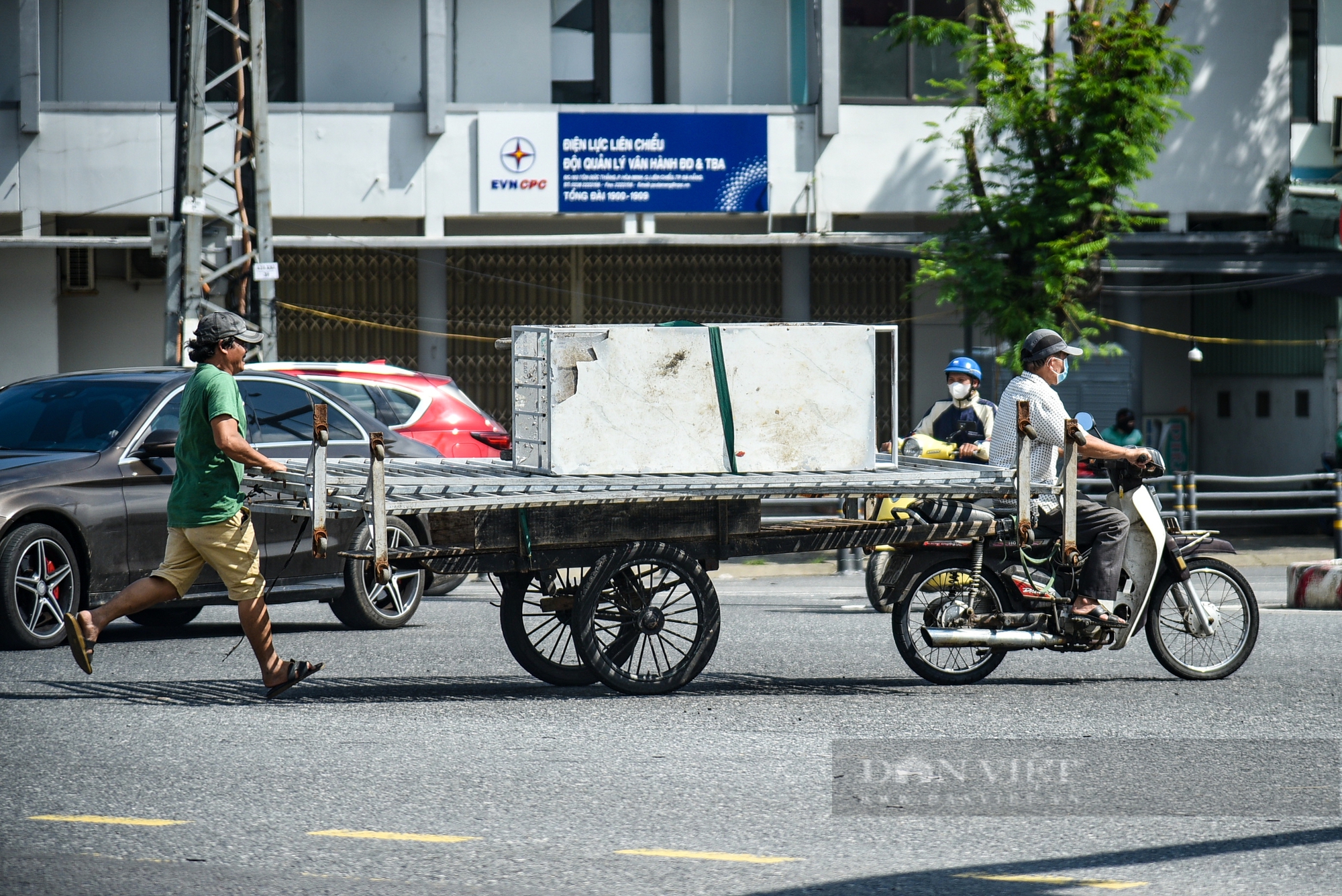 Đà Nẵng: Xe gắn máy thô sơ chở sắt thép cồng kềnh hiên ngang di chuyển trên đường phố- Ảnh 7.