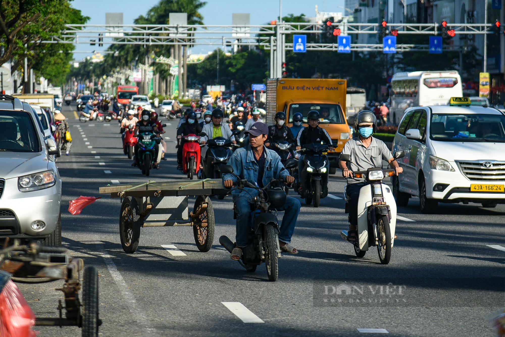 Đà Nẵng: Xe gắn máy thô sơ chở sắt thép cồng kềnh hiên ngang di chuyển trên đường phố- Ảnh 1.