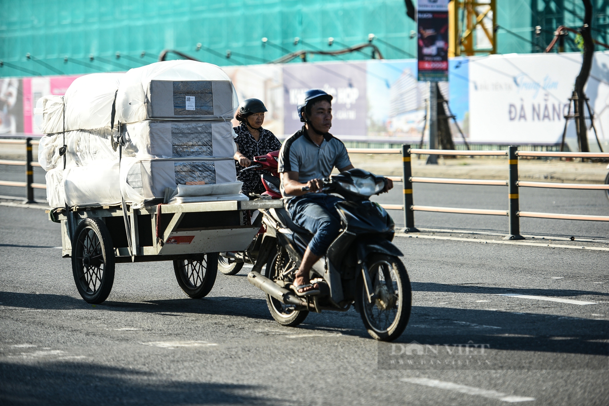 Đà Nẵng: Xe gắn máy thô sơ chở sắt thép cồng kềnh hiên ngang di chuyển trên đường phố- Ảnh 11.