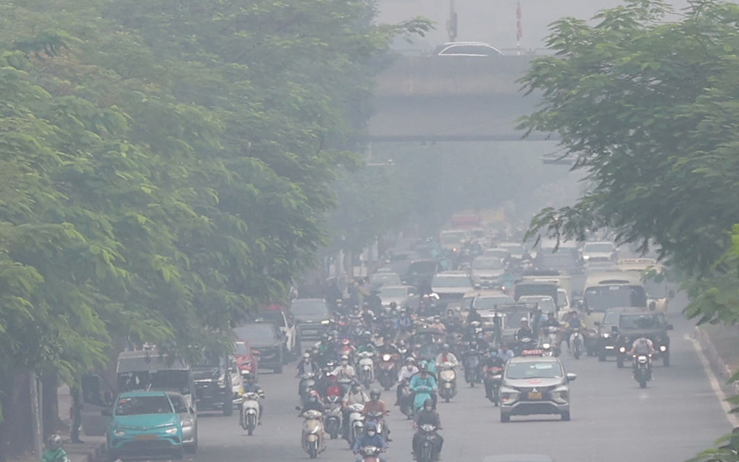 Hà Nội ô nhiễm không khí tạo nên sương mù dày đặc dù mặt trời đã lên cao - Ảnh 14.