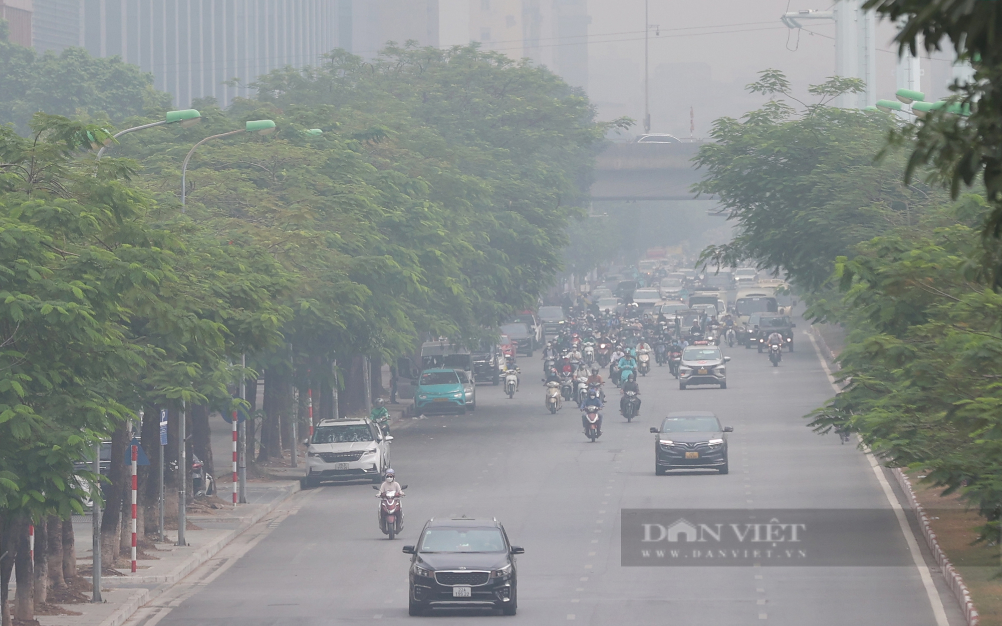 Nhìn từ trên cao, Hà Nội sương mù dày đặc, ô nhiễm bụi mịn nằm trong top thế giới- Ảnh 4.