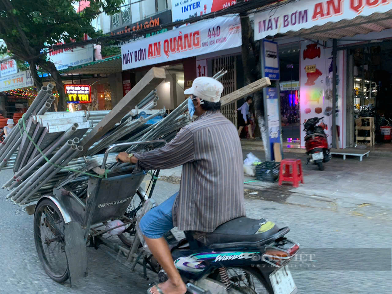 Đà Nẵng: Xe gắn máy thô sơ chở sắt thép cồng kềnh hiên ngang di chuyển trên đường phố- Ảnh 12.