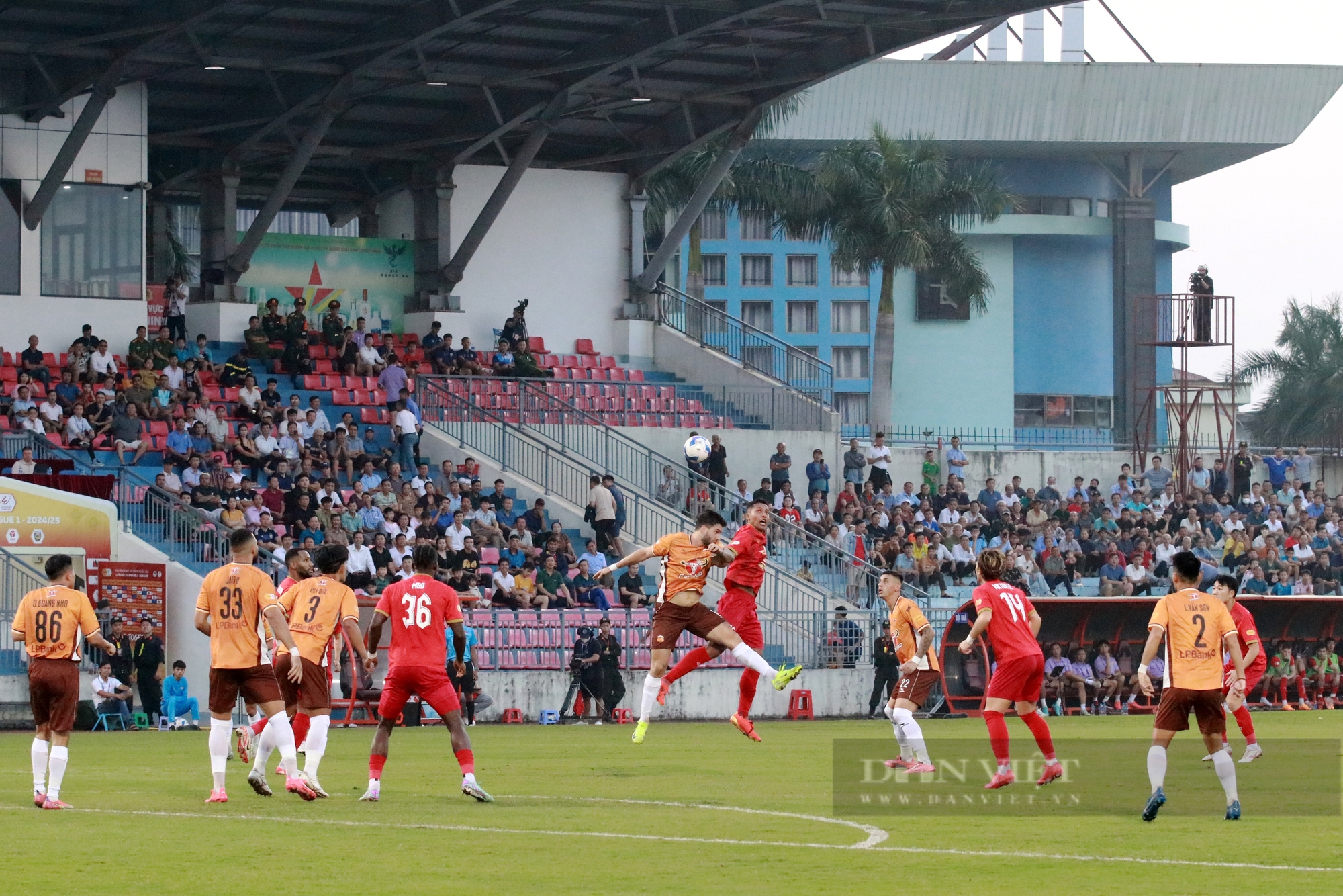 CĐV Hồng Lĩnh Hà Tĩnh “cháy” hết mình khi đội nhà liên tục bất bại - Ảnh 1.