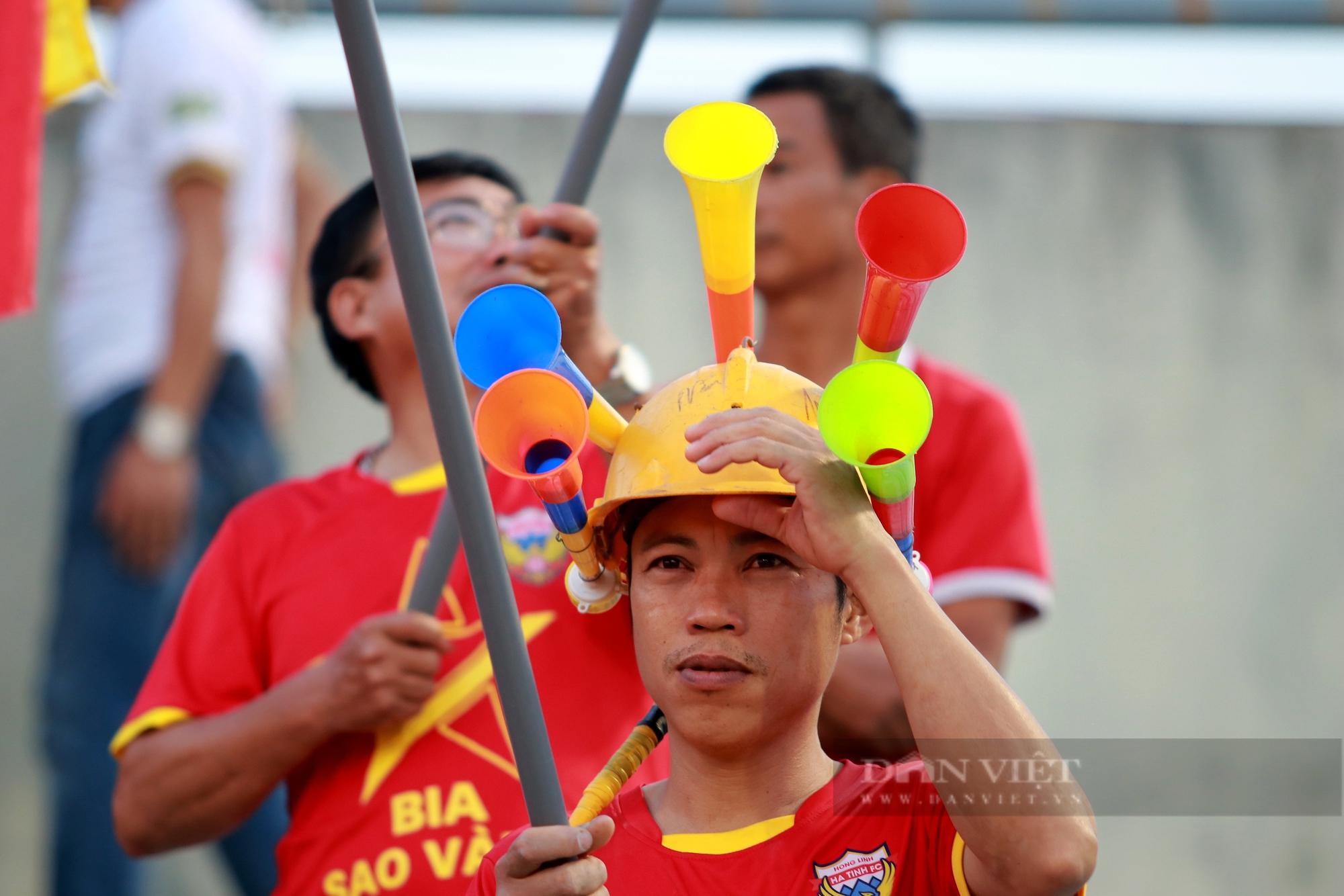 CĐV Hồng Lĩnh Hà Tĩnh “cháy” hết mình khi đội nhà liên tục bất bại - Ảnh 13.