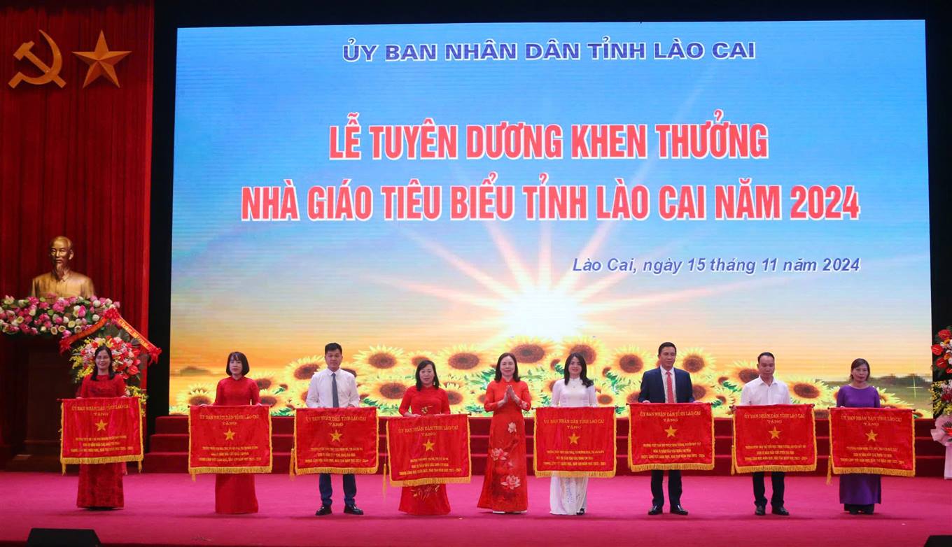 Lào Cai: Có 26 cán bộ, giáo viên được nhận Bằng khen Thủ tướng Chính phủ - Ảnh 6.