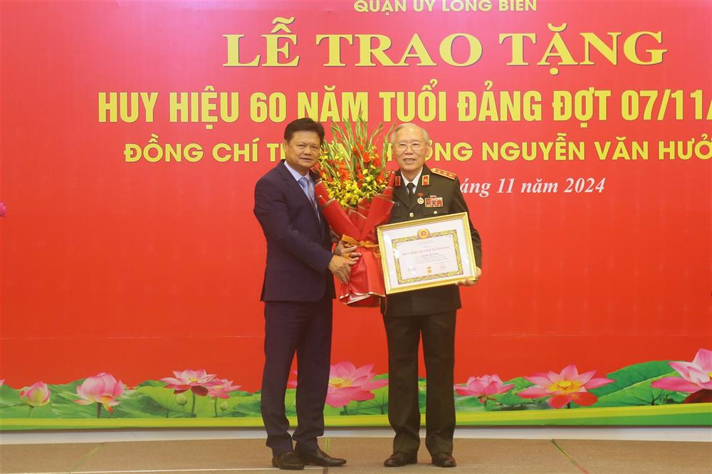 Thượng tướng Nguyễn Văn Hưởng, nguyên Thứ trưởng Bộ Công an nhận Huy hiệu cao quý của Đảng - Ảnh 1.