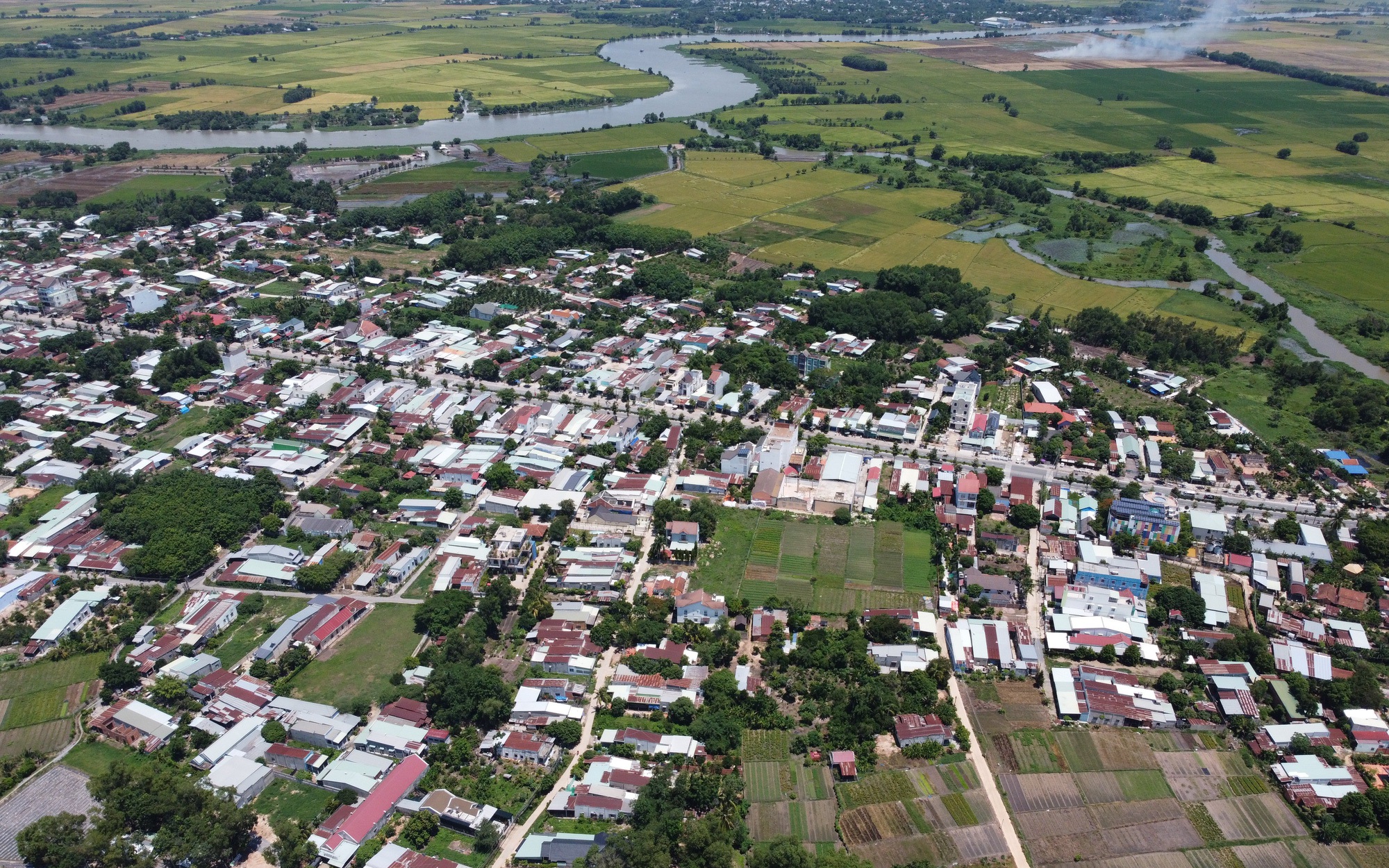 Nhà đầu tư ôm đất nền vùng ven: Kẻ chật vật thoát hàng, người thong dong chờ tăng giá - Ảnh 2.