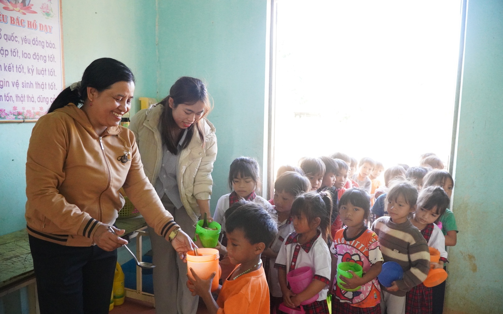 Thầy giáo hàng chục năm bám trường, vượt hàng trăm km mỗi ngày "gieo chữ" nơi vùng cao - Ảnh 12.