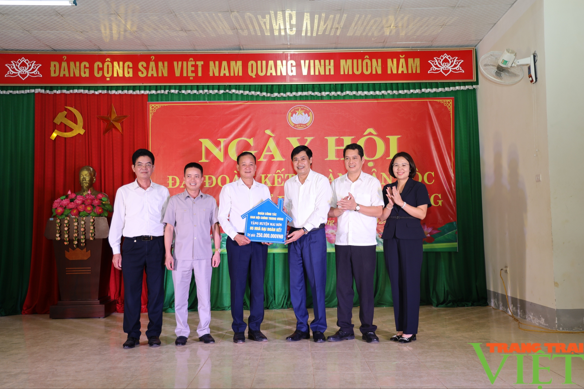 Trưởng Ban Nội chính Trung ương dự Ngày hội đoàn kết toàn dân tộc Sơn La - Ảnh 1.