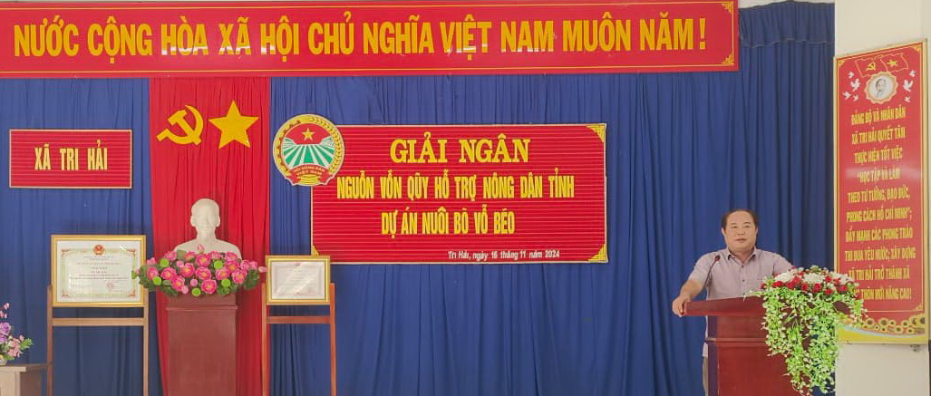 Hội Nông dân tỉnh Ninh Thuận giải ngân 500 triệu đồng cho 10 hộ hội viên vay vốn nuôi bò vỗ béo - Ảnh 1.