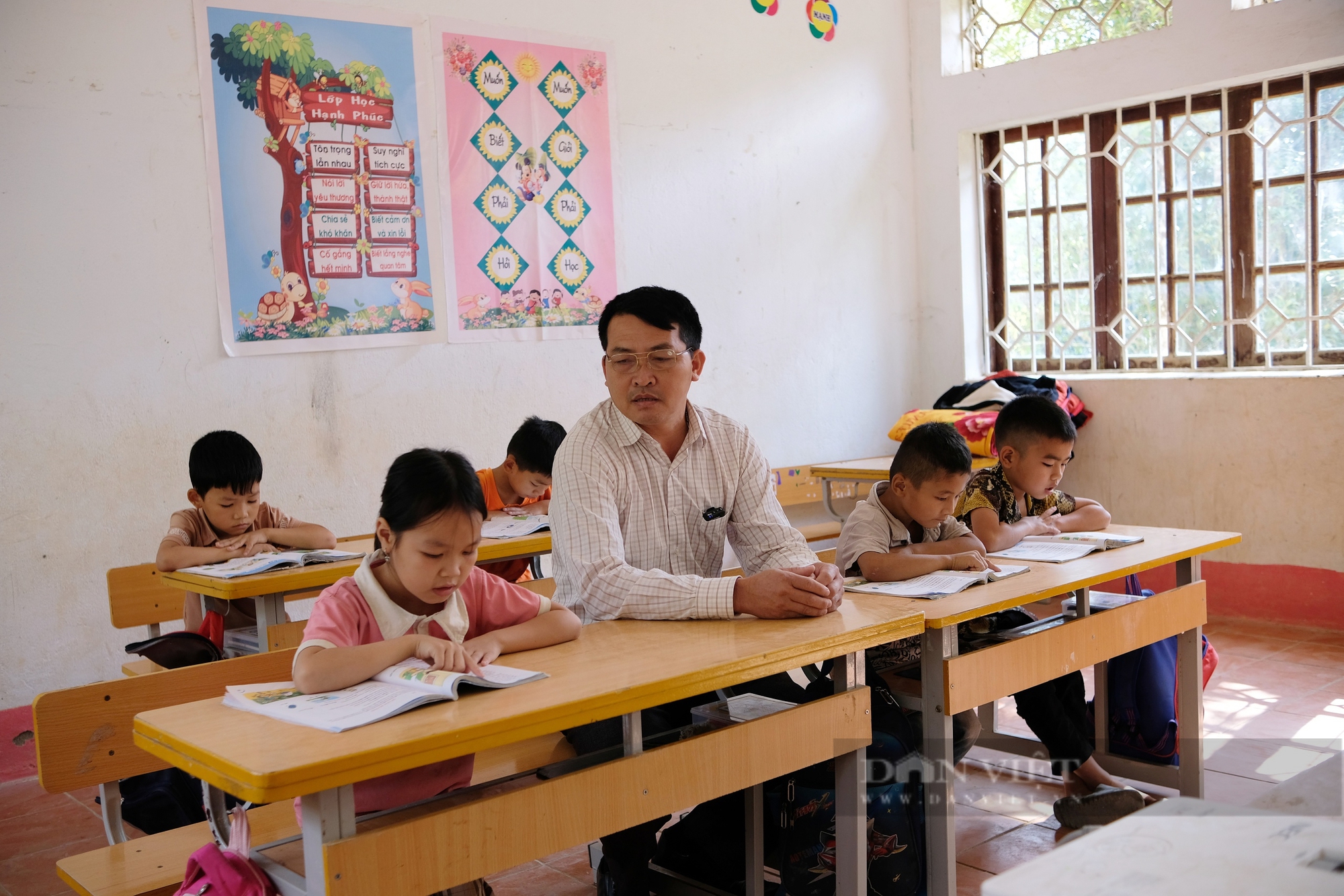 Thầy giáo hàng chục năm bám trường, vượt hàng trăm km mỗi ngày "gieo chữ" nơi vùng cao - Ảnh 3.