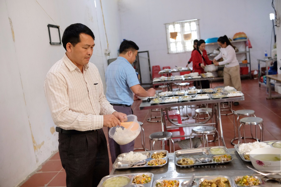 Thầy giáo hàng chục năm bám trường, vượt hàng trăm km mỗi ngày "gieo chữ" nơi vùng cao - Ảnh 7.