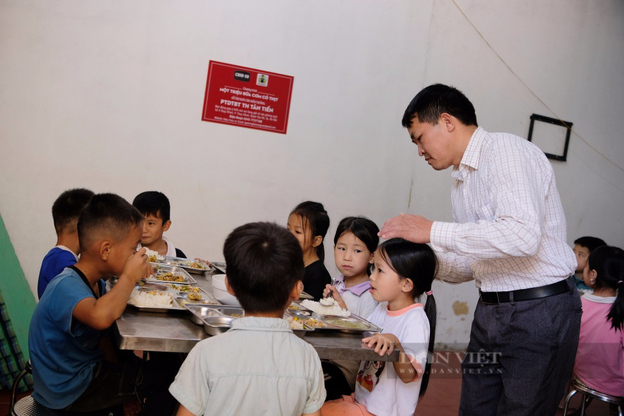 Thầy giáo hàng chục năm bám trường, vượt hàng trăm km mỗi ngày "gieo chữ" nơi vùng cao - Ảnh 9.