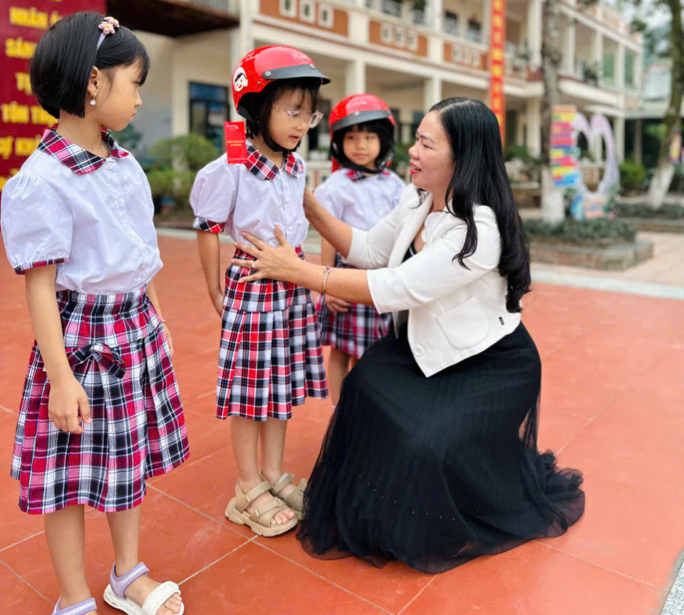 Nhà giáo ưu tú tiên phong trong công tác chuyển đổi số ở Lào Cai - Ảnh 1.