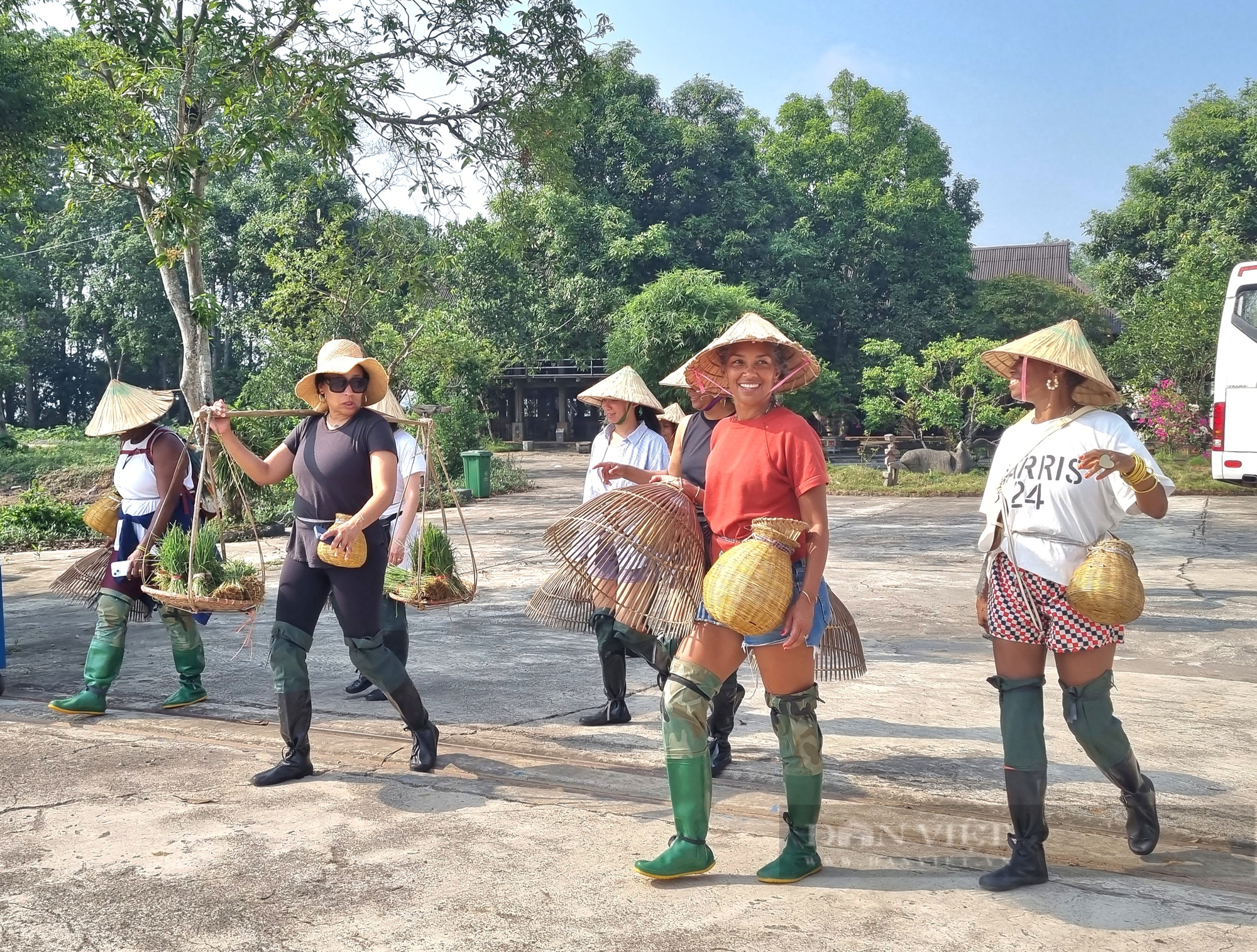 Ngỡ ngàng 17 cô gái người Mỹ làm công việc đồng áng tại Ninh Bình - Ảnh 1.