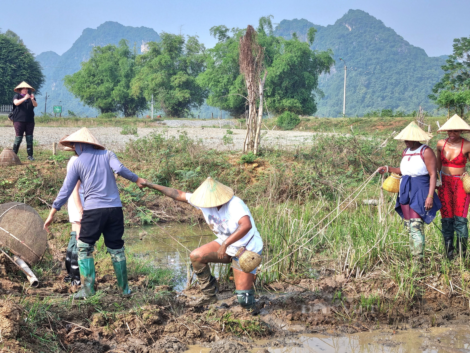 Ngỡ ngàng 17 cô gái người Mỹ làm công việc đồng áng tại Ninh Bình - Ảnh 6.