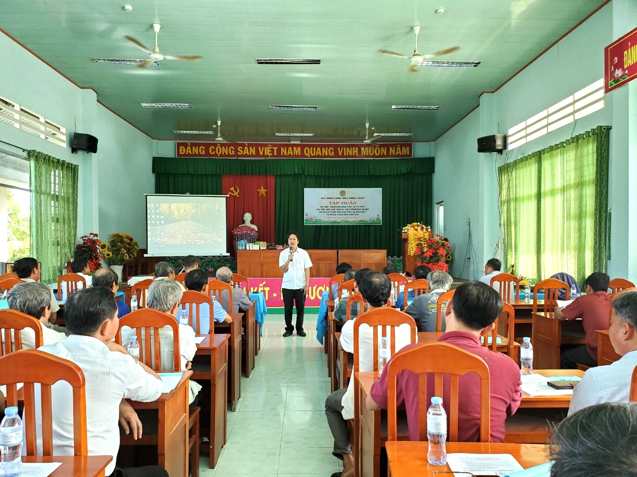 Nông dân Đồng Tháp tái chế rác thải hữu cơ, phụ phẩm nông nghiệp thành chế phẩm sinh học phục vụ sản xuất - Ảnh 2.