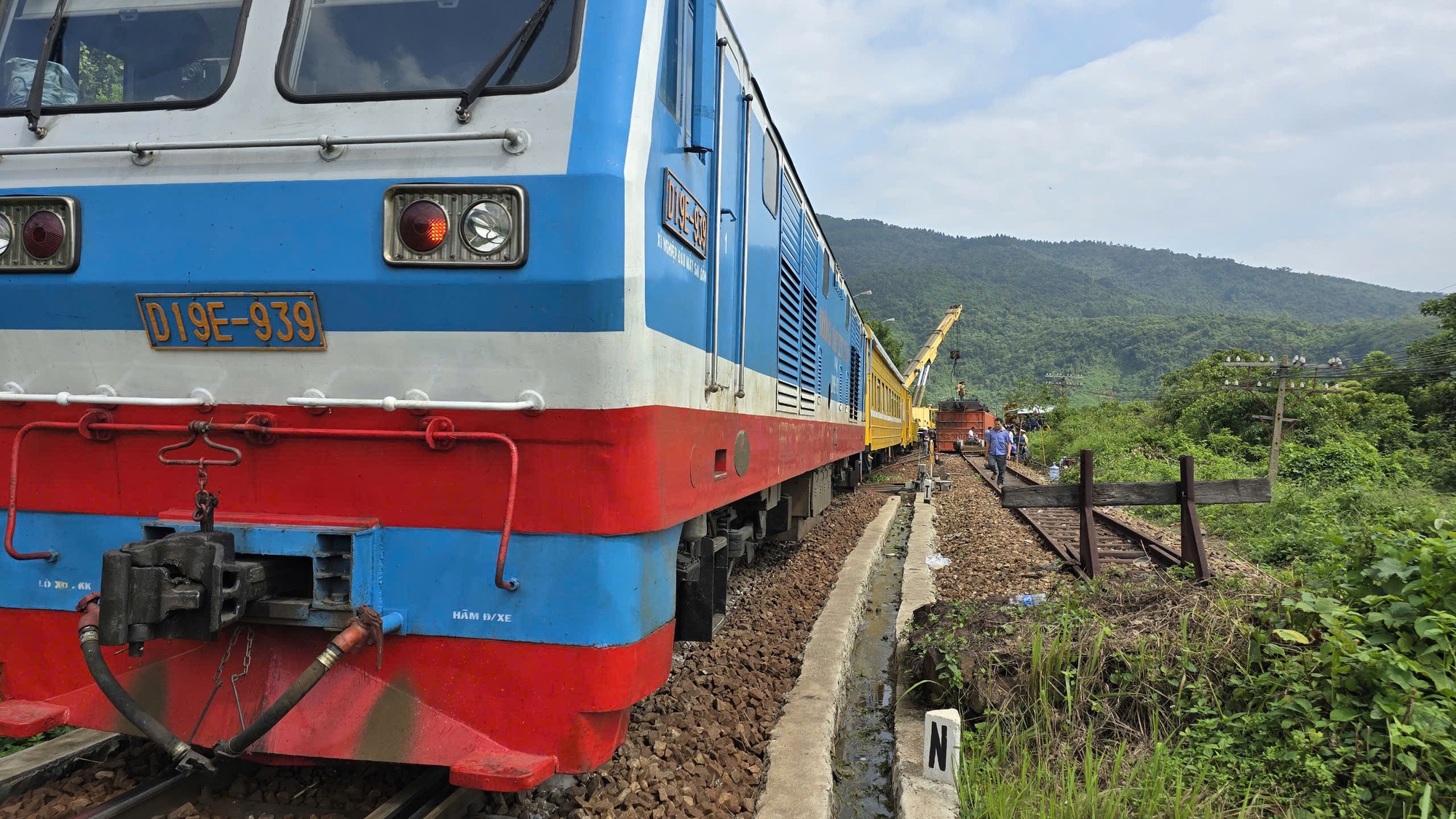 Thông tuyến sau sự cố tàu hoả trật bánh, nhiều toa hàng lật khi qua đèo Hải Vân- Ảnh 1.