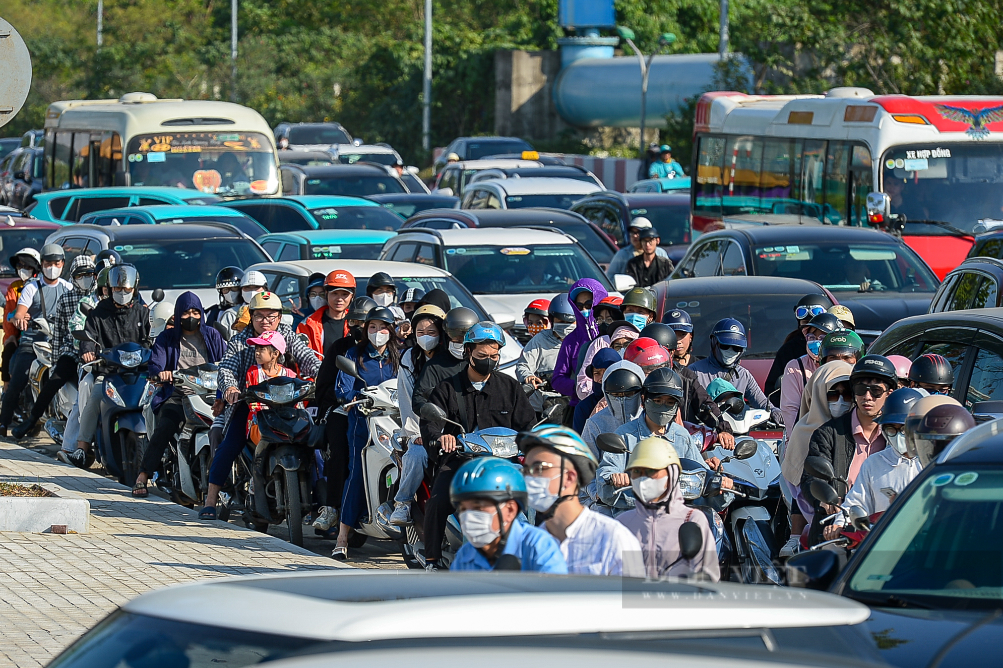 Ngày thứ 2 mở cửa vào cuối tuần, Bảo tàng Lịch sử Quân sự Việt Nam chật kín người tham quan - Ảnh 4.