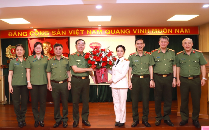 Chánh Văn phòng Tỉnh ủy, Thư ký Bí thư làm Trưởng Ban Nội chính; Giám đốc Sở Ngoại vụ xin thôi việc - Ảnh 3.