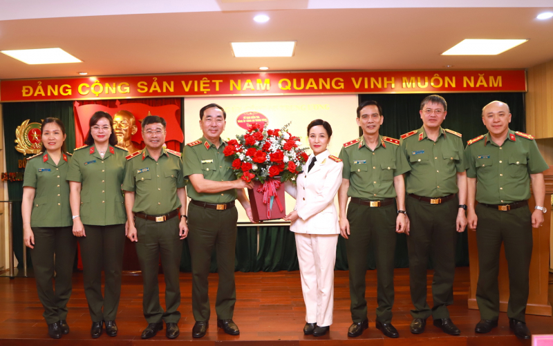 Nữ Phó Chủ nhiệm Ủy ban Kiểm tra Đảng ủy Công an Trung ương được thăng hàm Thiếu tướng - Ảnh 1.