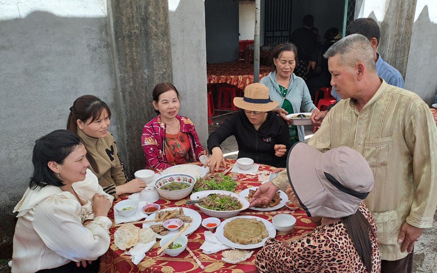 Bắt la liệt cá linh, cá đồng, tôm sông mùa nước nổi An Giang, sao vẫn lo con nước bất thường? - Ảnh 2.