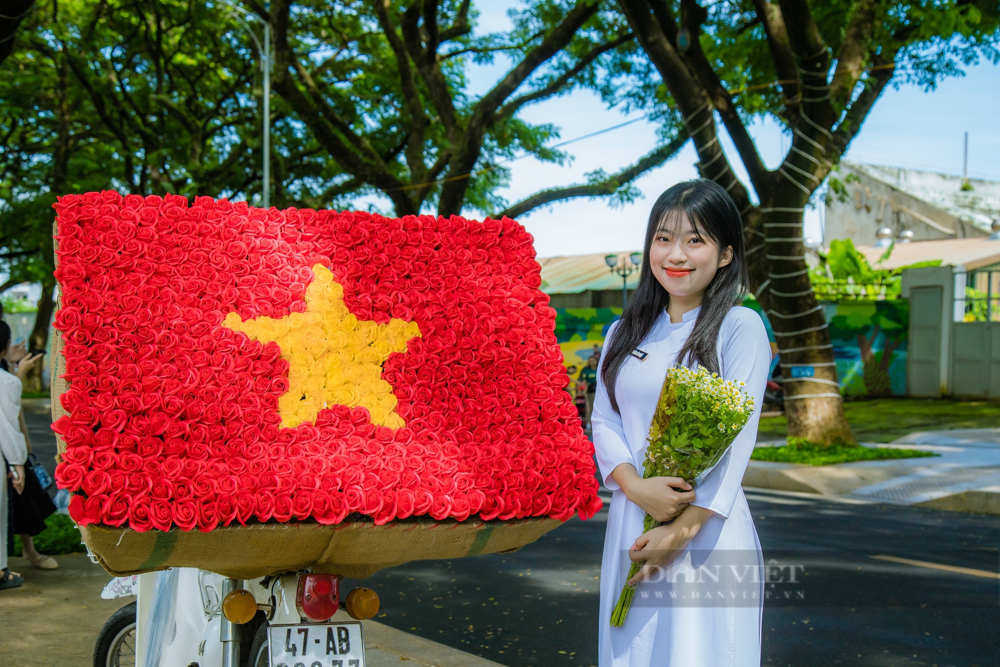 Hình ảnh Buôn Ma Thuột rực rỡ sắc cờ Tổ quốc, sẵn sàng chào đón kỷ niệm 120 năm Đắk Lắk - Ảnh 12.