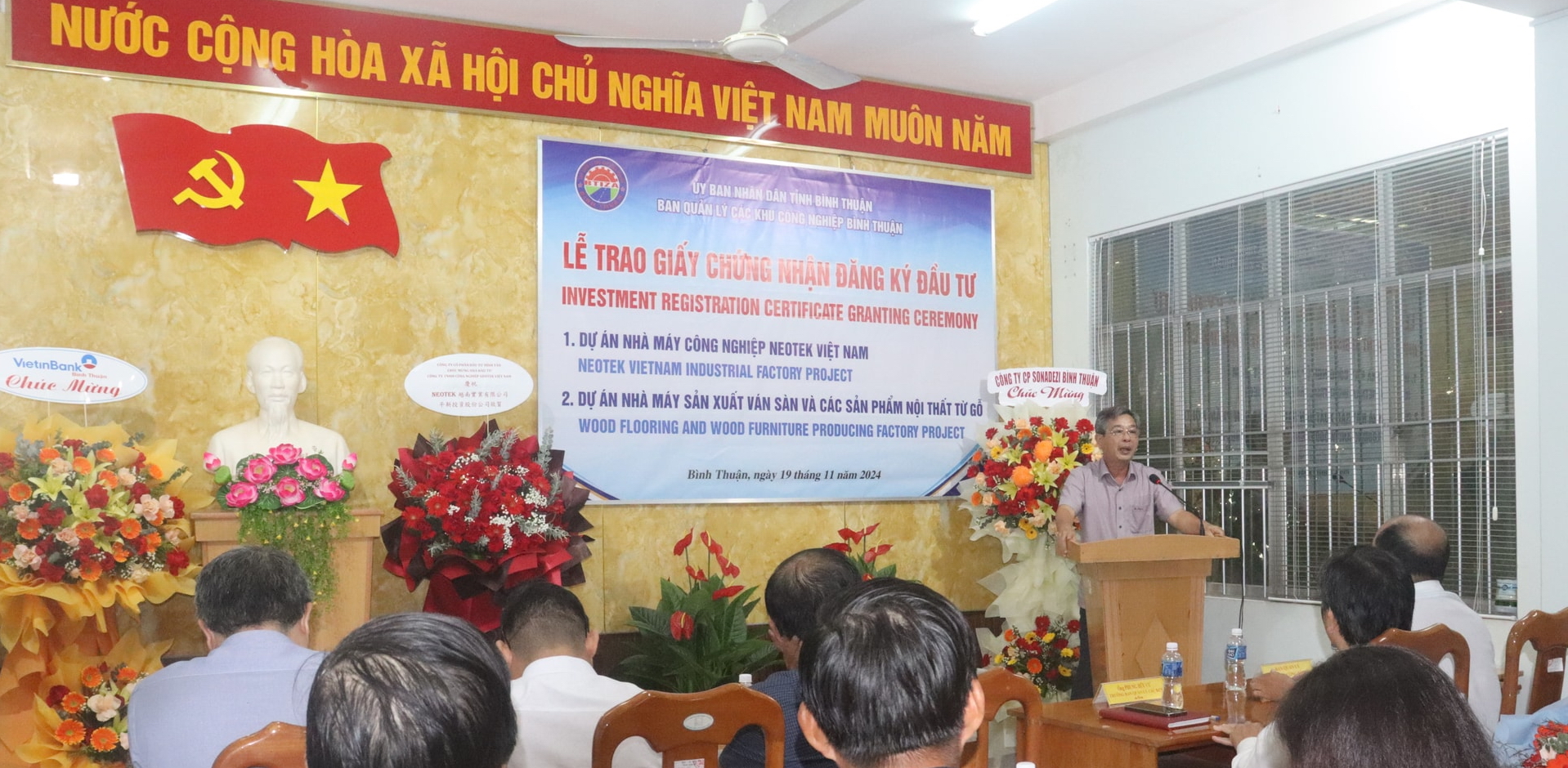 Bình Thuận: Trao Giấy chứng nhận đăng ký đầu tư cho 2 dự án có tổng vốn 2.200 tỷ đồng - Ảnh 1.