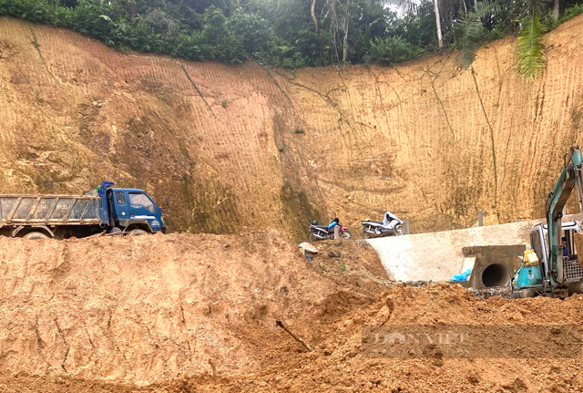 Quảng Ngãi: Sau nhiều lần hẹn, chủ dự án đường đã cung cấp thông tin về nhà thầu đổ đất ẩu - Ảnh 1.