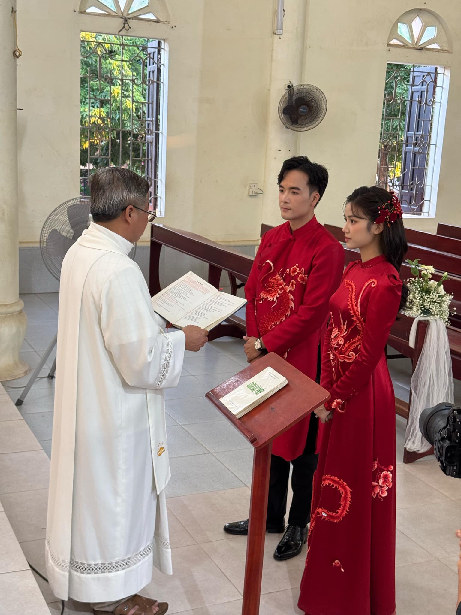 Lễ ăn hỏi của diễn viên Anh Đào có dàn sao phim giờ vàng đến chúc mừng - Ảnh 1.