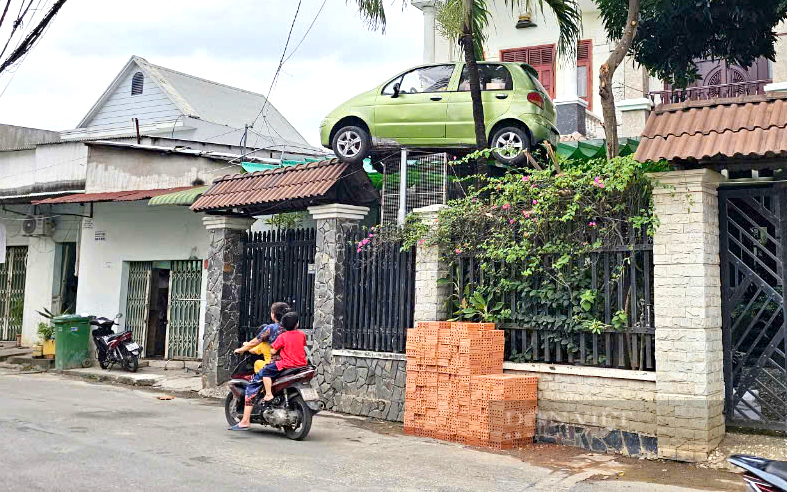 Đồng Nai: Vận động chủ nhà hạ chiếc ô tô 4 chỗ đậu trên mái cổng xuống- Ảnh 1.