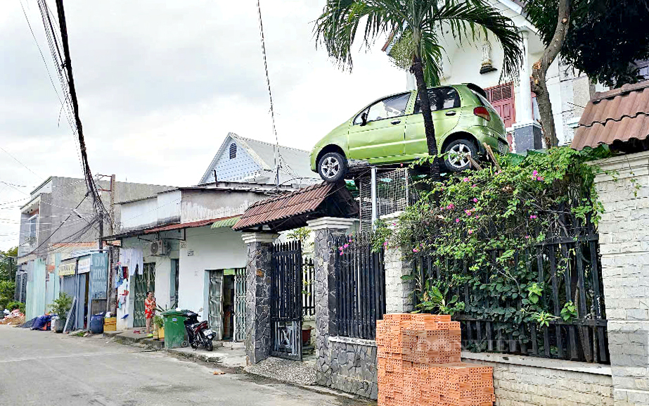 Đồng Nai: Vận động chủ nhà hạ chiếc ô tô 4 chỗ đậu trên mái cổng xuống- Ảnh 3.