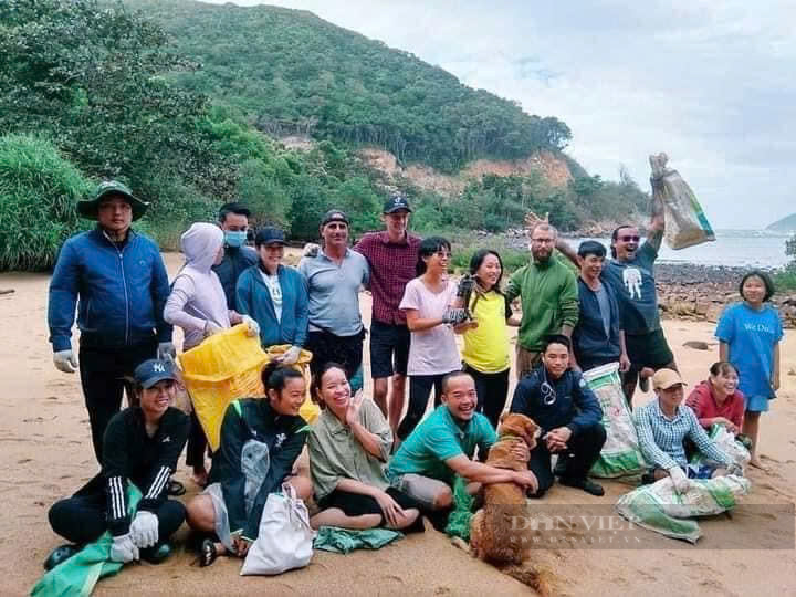 Người dân và du khách chung tay làm sạch Côn Đảo - Ảnh 2.