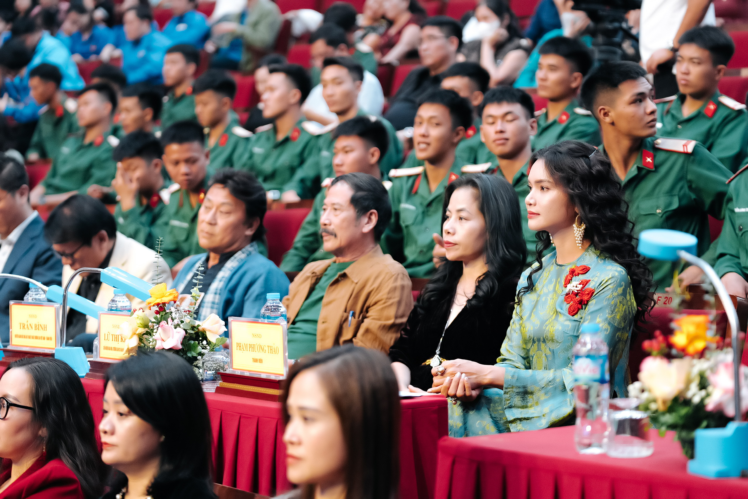 Nghệ sĩ Nhân dân trẻ nhất Việt Nam Phạm Phương Thảo ngồi ghế nóng cùng NSND Tạ Minh Tâm- Ảnh 3.