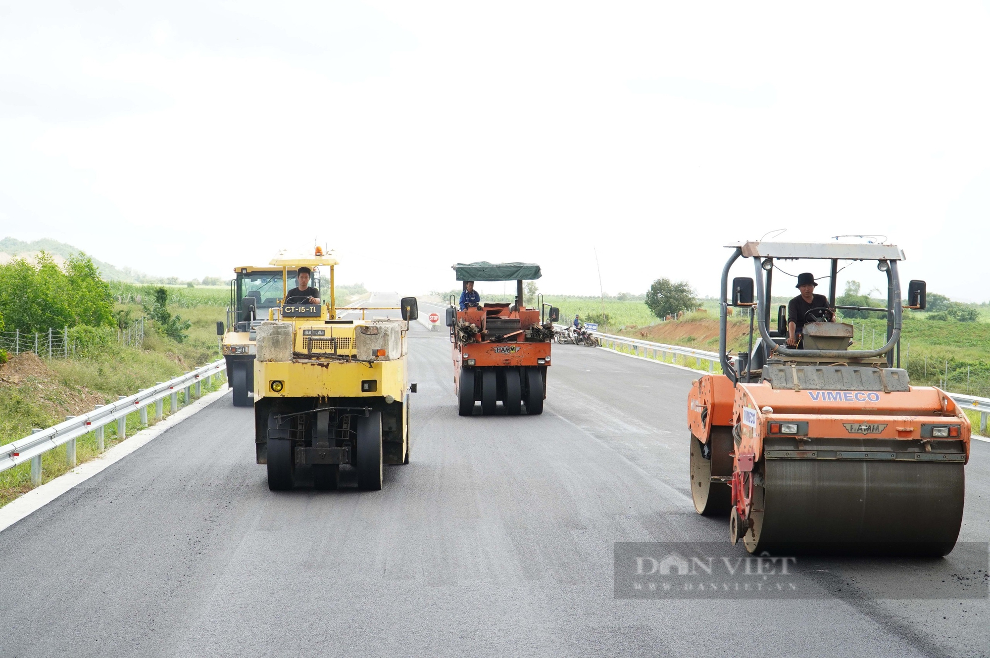 Cảnh quan hùng vỹ trên "dải lụa" cao tốc Bắc Nam - Ảnh 36.