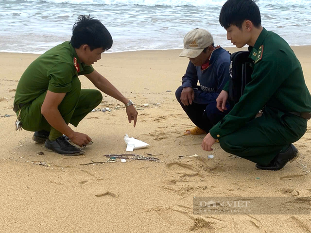 Đi nhặt ve chai ven bãi biển, người dân Quảng Ngãi phát hiện 1.500 viên nén nghi ma tuý- Ảnh 2.