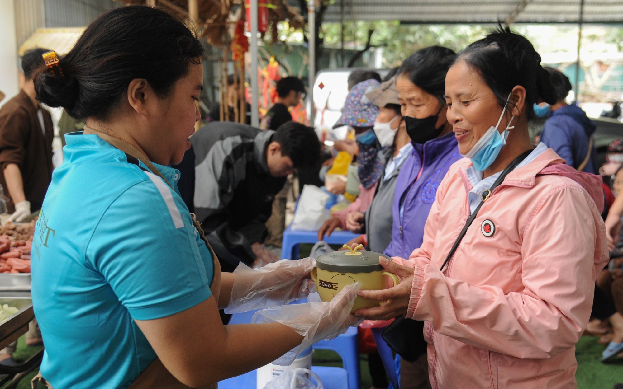 Diễn viên Minh Cúc: "Bữa Cơm Yêu Thương giúp tôi được chia sẻ với những hoàn cảnh khó khăn"- Ảnh 6.