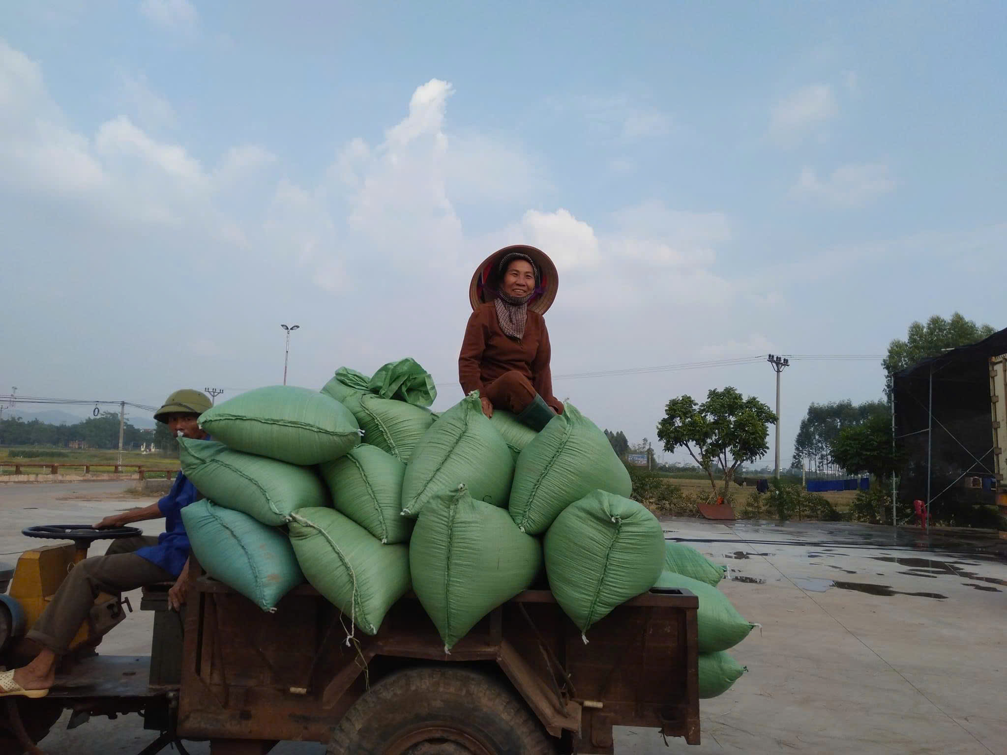 Trưởng thôn xã miền núi của tỉnh Bắc Giang “miệng nói tay làm” khéo vận động nông dân trồng lúa thân thiện với môi trường- Ảnh 4.