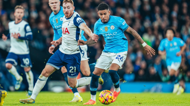 Man City thua đậm Tottenham, HLV Guardiola vớt vát: “Mùa giải còn rất dài” - Ảnh 1.