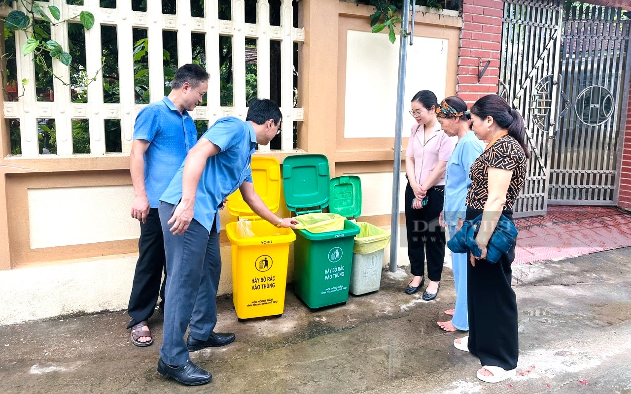 CSGT Nam Sài Gòn phát hiện bé trai không nghe nói được, đi lạc chưa có người thân nhận lại - Ảnh 2.